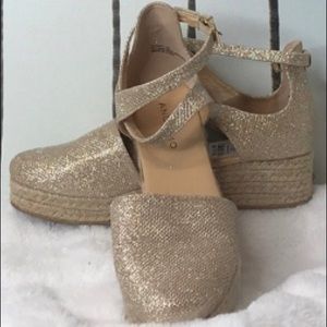 ANDIAMO Women’s Apoppy Gold Platform Wedges Sz. 7